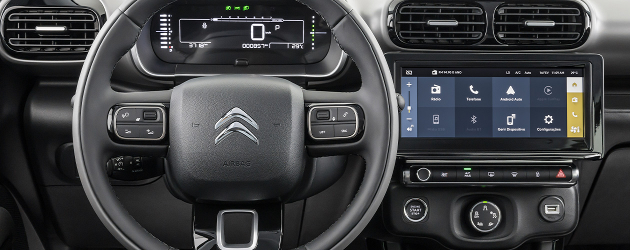 COMANDOS EN EL VOLANTE Y PANEL DIGITAL